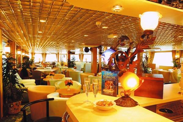 El Salón Prestige tiene grandes ventanales con vistas al paisaje MS FERNAO DE MAGALHAES CRUCEROS OFERTAS DESCUENTOS CROISIEUROPE CRUCEROS FLUVIALES